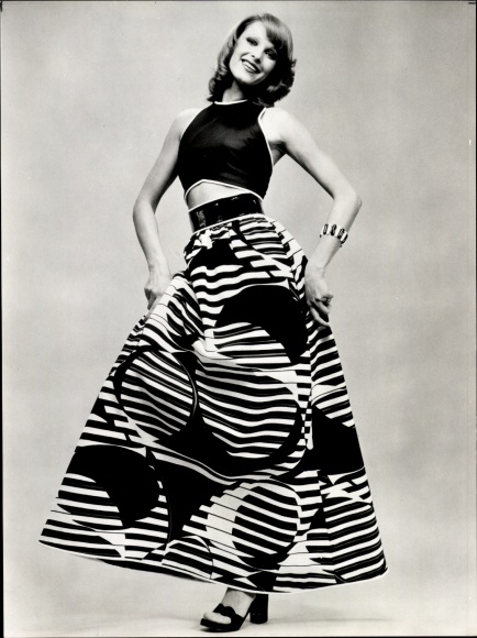 Foto Mode, Abenddress, Rock mit Lackgürtel, Modell Laborn