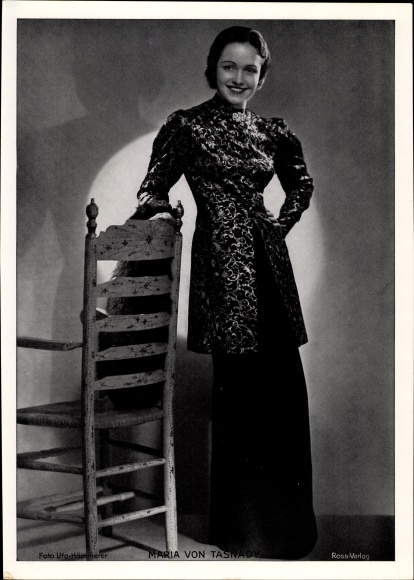 Foto Schauspielerin Maria von Tasnady, Standportrait