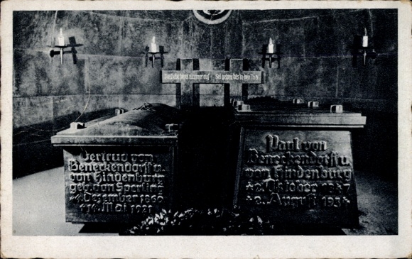 Ak Olsztynek Hohenstein Ostpreußen, Reichsehrenmal Tannenberg, Hindenburg-Gruft, Sarkophage