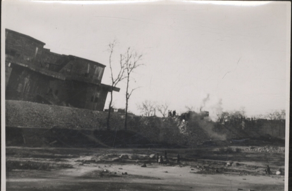 Original Foto Berlin Friedrichshain, Bunkeranlage im Volkspark Friedrichshain, um 1946, ca. 12x17 cm