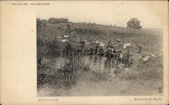 Ak Guinea, in der Nähe von Beyla, Afrikaner im Wasser